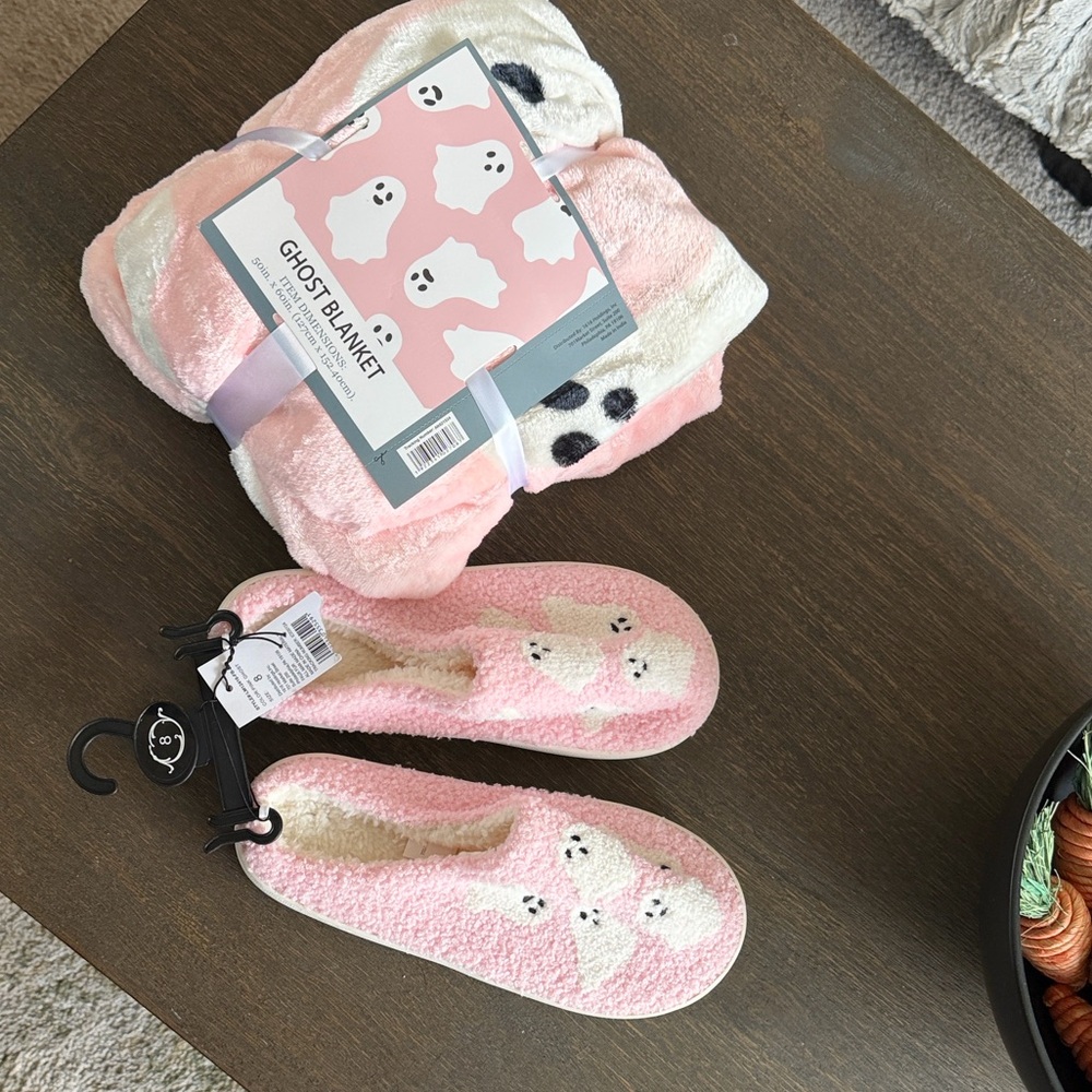 Pink ghost blanket and slipper set nwt
